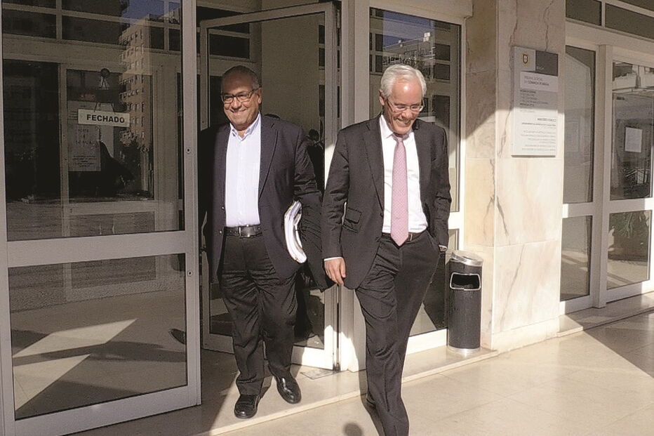 O antigo ministro da Administração Interna, Miguel Macedo (à direita na foto), ontem, à saída do Tribunal de Braga