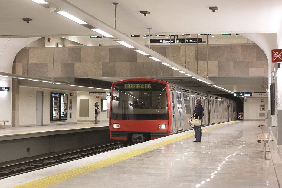 Composições do Metro, na Linha Verde, estiveram paradas durante oito minutos por falta de eletricidade 