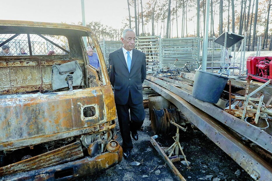 Presidente da República numa visita a uma fábrica de Mira destruída  