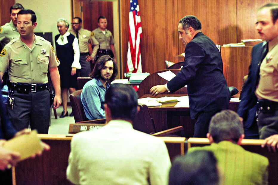 Charles Manson durante o seu julgamento em 1970. Foi condenado à morte mas a Califórnia aboliu a pena capital   