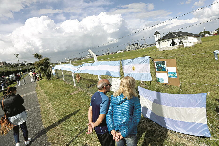 Familiares dos tripulantes aguardam por notícias em base naval  