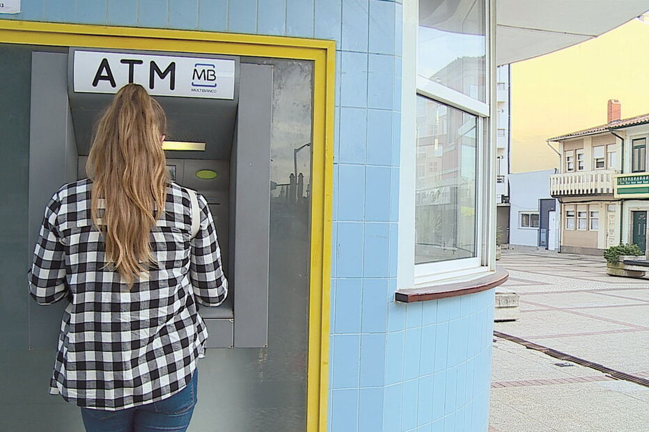 Vítima foi sequestrada e levada até ao multibanco na avenida central da Praia do Furadouro, onde foi libertada 