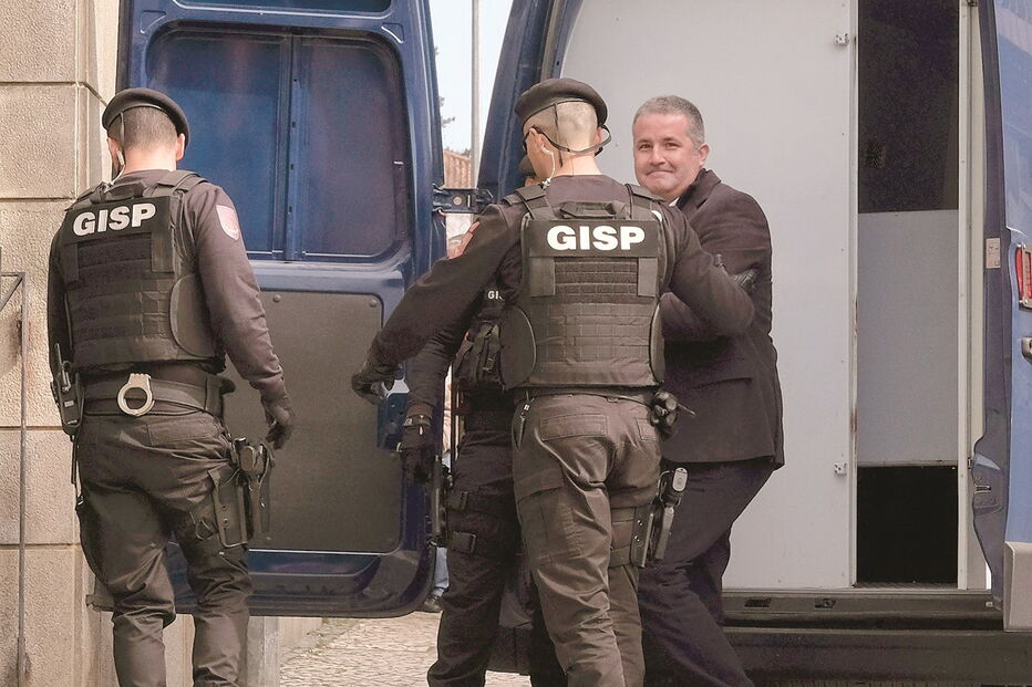 Familiares das vítimas pediram em tribunal para olhar o homicida nos olhos antes de Pedro Dias ser levado para a cadeia 