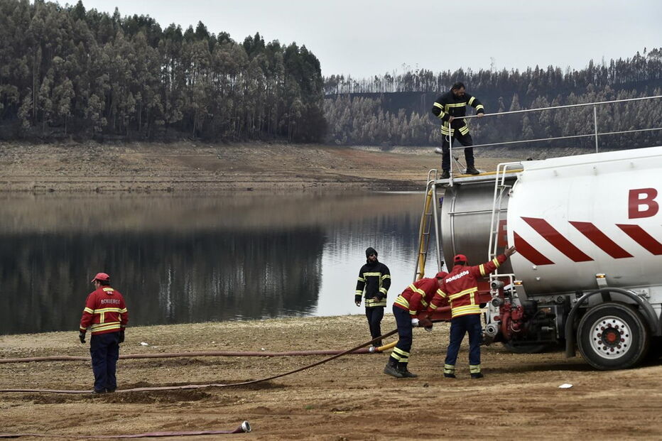 Os últimos dias têm sido de corrida contra o tempo no Centro: bombeiros recolhem água na Aguieira