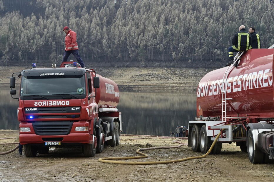 Os últimos dias têm sido de corrida contra o tempo no Centro: bombeiros recolhem água na Aguieira