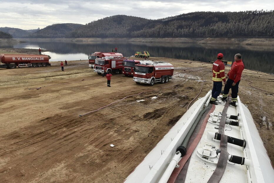 Os últimos dias têm sido de corrida contra o tempo no Centro: bombeiros recolhem água na Aguieira
