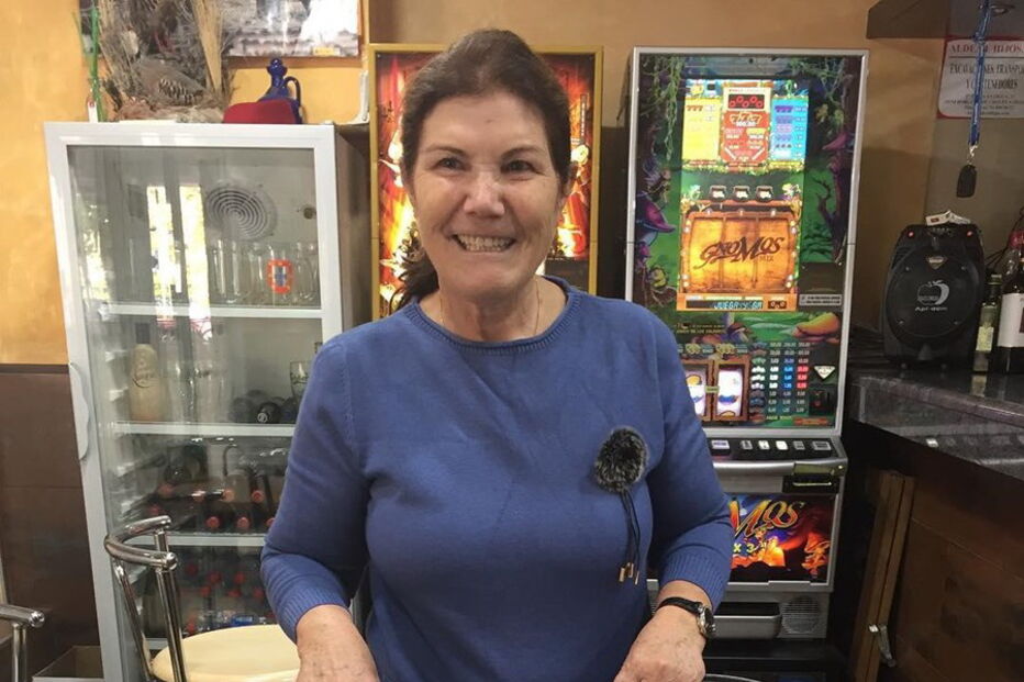 Dolores com os gémeos Eva e Mateo num café português