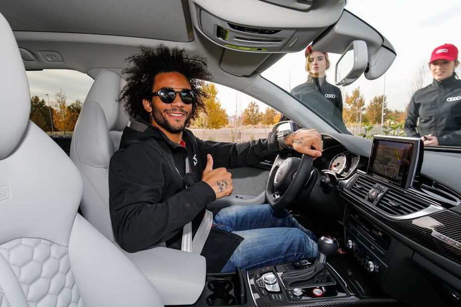 Jogadores do Real Madrid receberam os novos carros de serviço