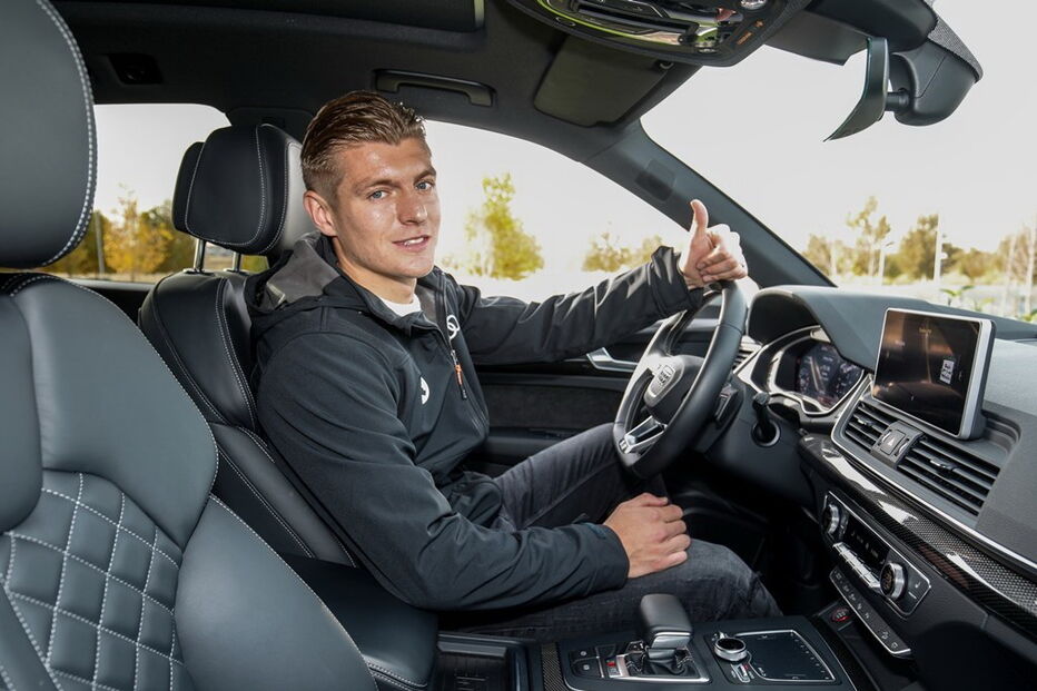 Jogadores do Real Madrid receberam os novos carros de serviço