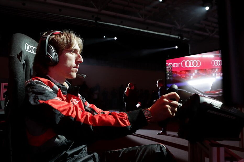 Jogadores do Real Madrid receberam os novos carros de serviço