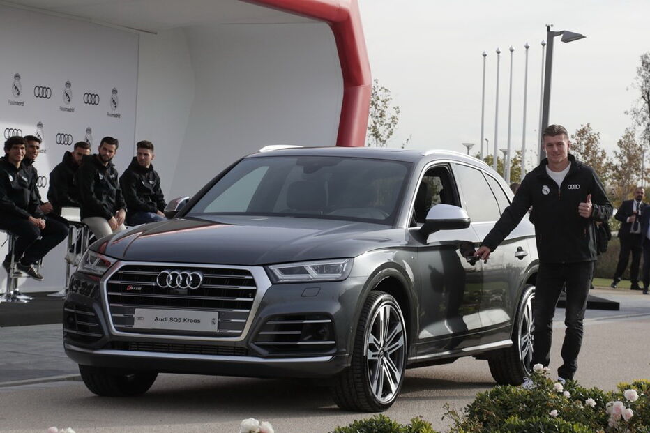 Jogadores do Real Madrid receberam os novos carros de serviço