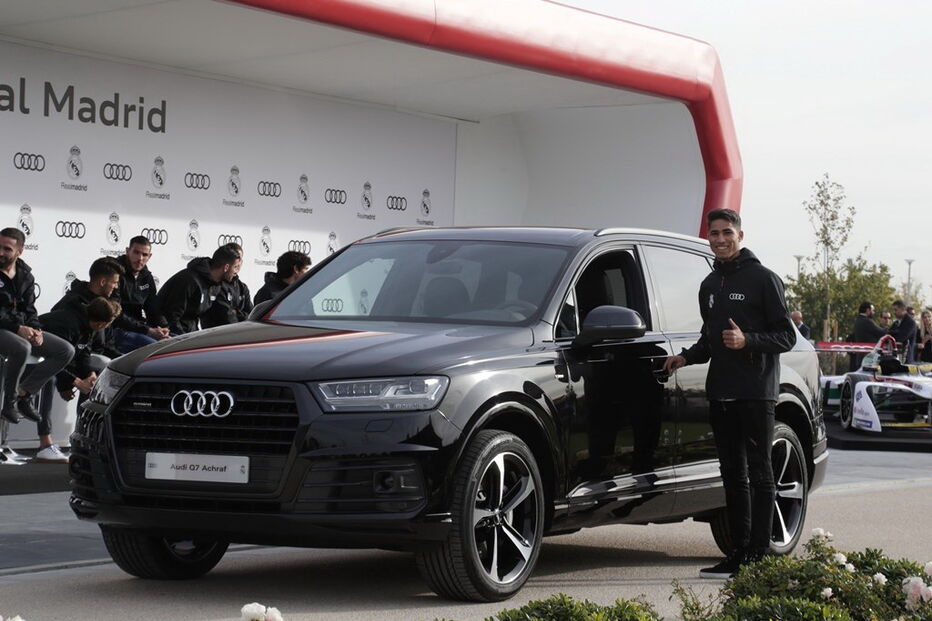 Jogadores do Real Madrid receberam os novos carros de serviço
