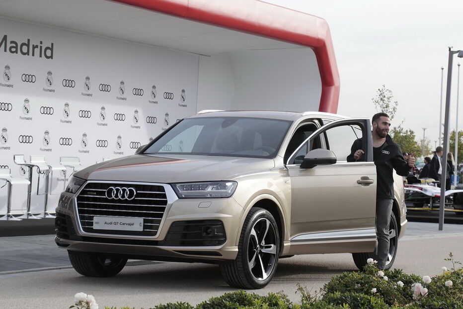 Jogadores do Real Madrid receberam os novos carros de serviço