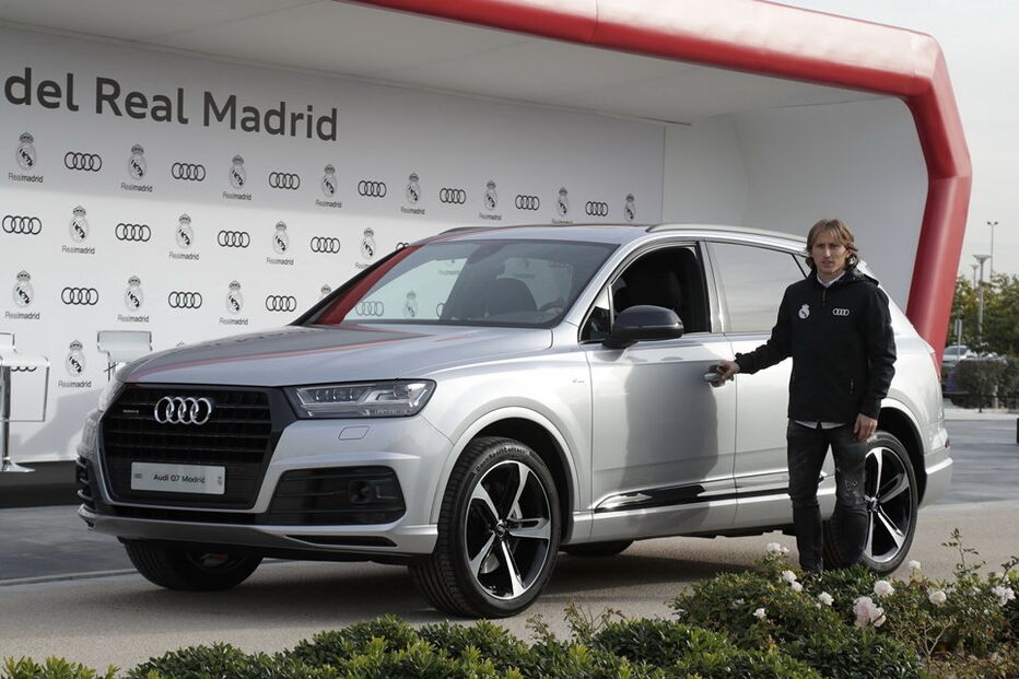 Jogadores do Real Madrid receberam os novos carros de serviço