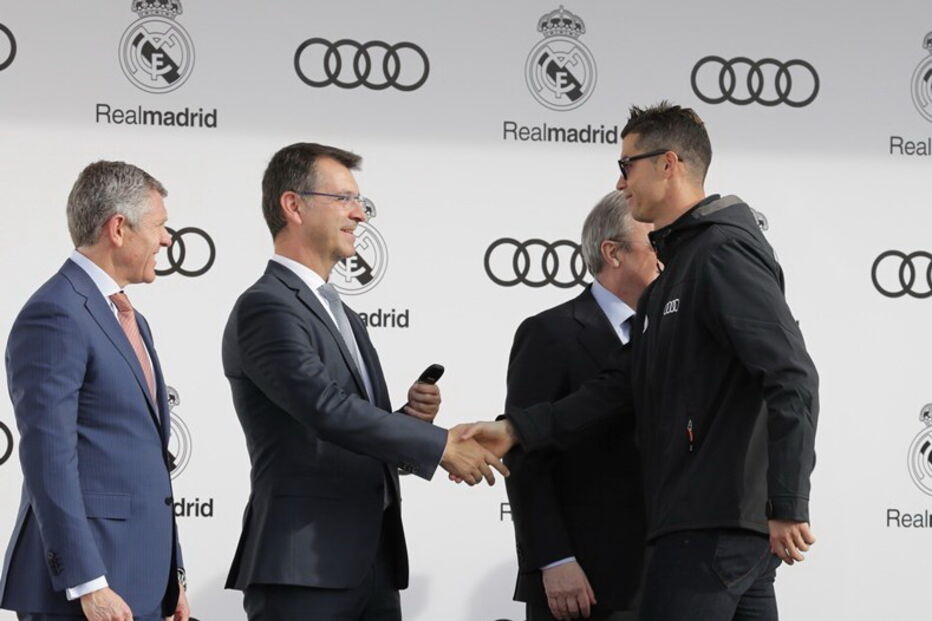 Jogadores do Real Madrid receberam os novos carros de serviço