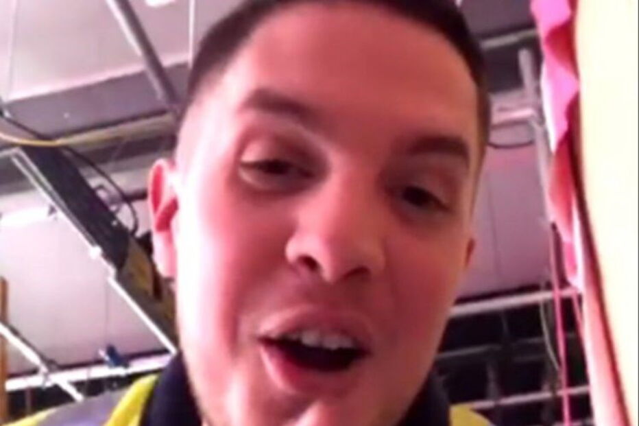 Digital Davis 'atacou' atrizes porno com gomas. Momento filmado foi transmitido em direto em site