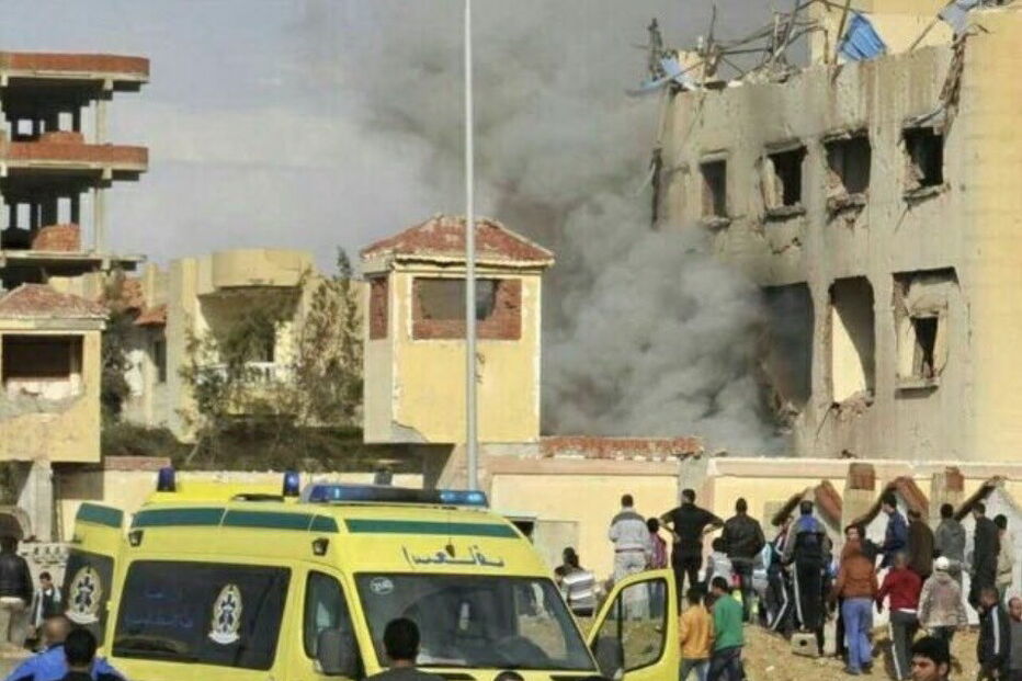 Atentado em mesquita do Egito faz centenas de mortes