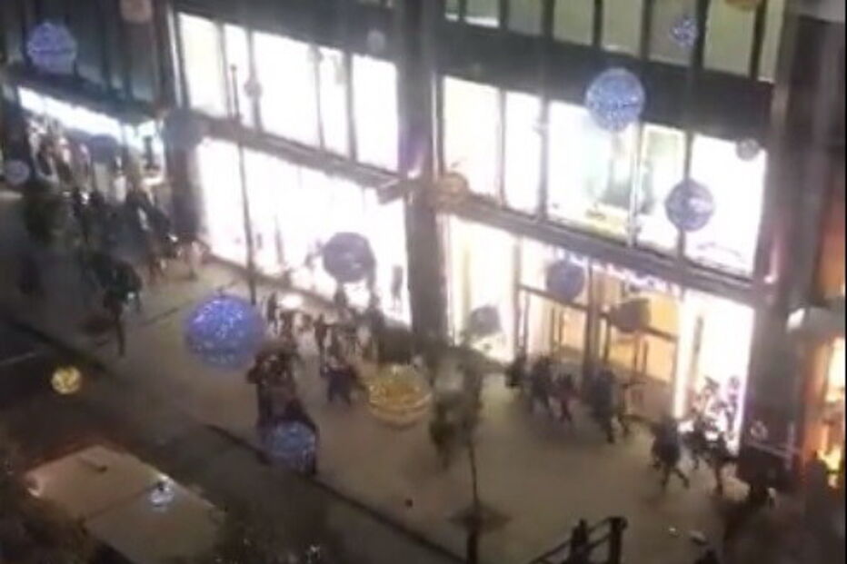 Pessoas em pânico após incidente na estação de Oxford Circus