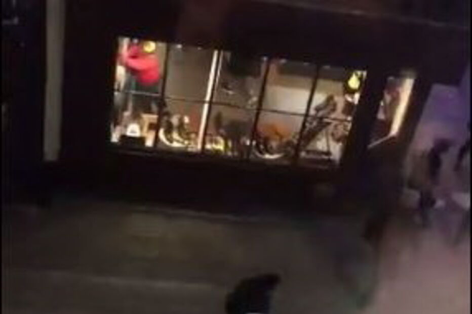 Pessoas em pânico após incidente na estação de Oxford Circus