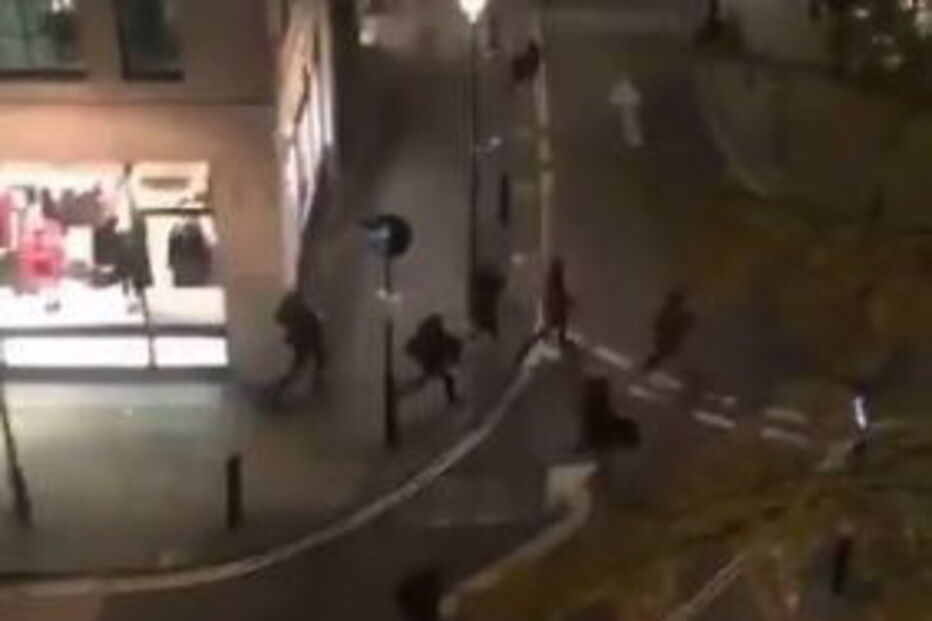 Pessoas em pânico após incidente na estação de Oxford Circus