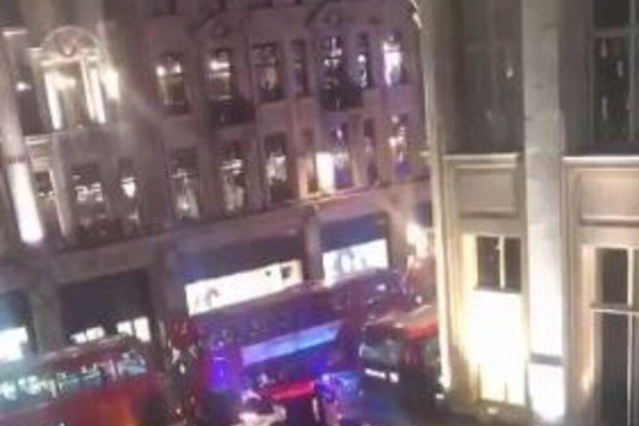 Pessoas em pânico após incidente na estação de Oxford Circus