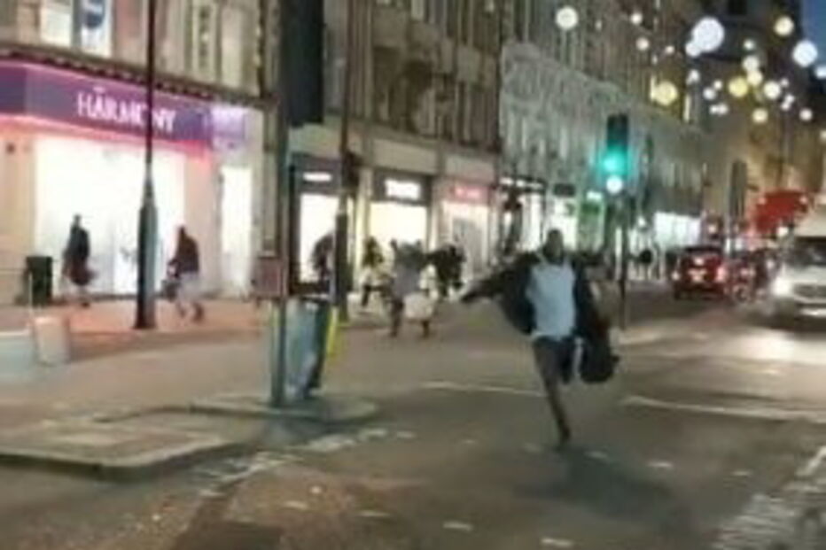 Pessoas em fuga após incidente