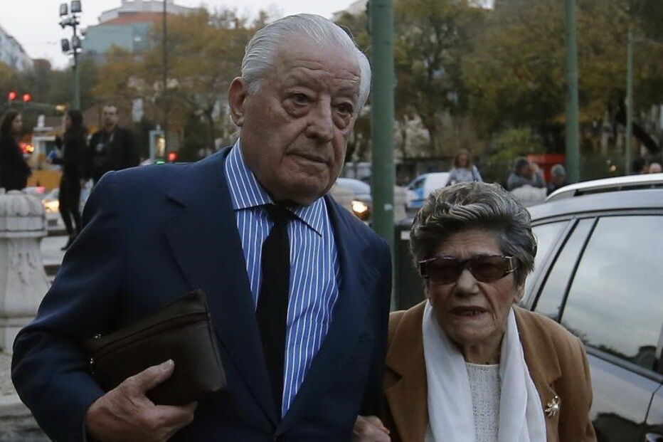 O pai do ator João Ricardo, Fernando Ricardo, com a companheira, Laura