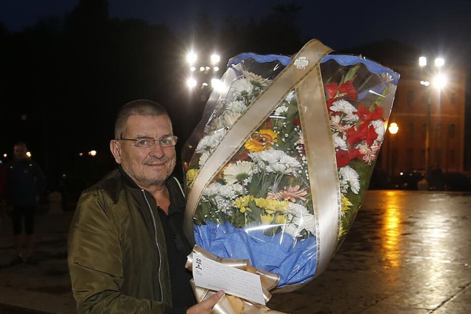 Familiares e amigos de João Ricardo prestam homenagens com coroas de flores e balões