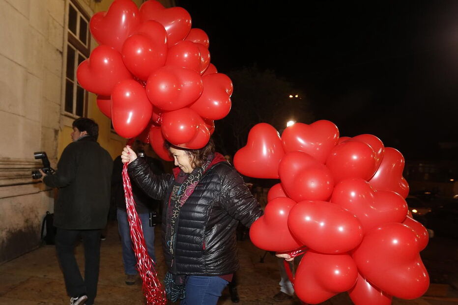 Familiares e amigos de João Ricardo prestam homenagens com coroas de flores e balões