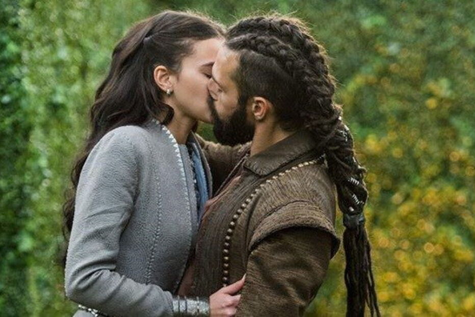 Bruna Marquezine e José Fidalgo na novela brasileira ‘Deus Salve o Rei’