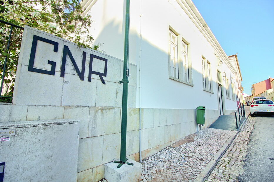 Situação ocorreu no Posto da GNR de S. Bartolomeu de Messines, quando o militar estava de serviço ao atendimento   