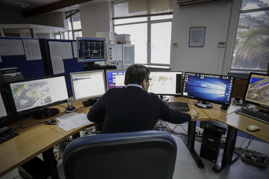 Marégrafos ao largo da costa registam os dados 