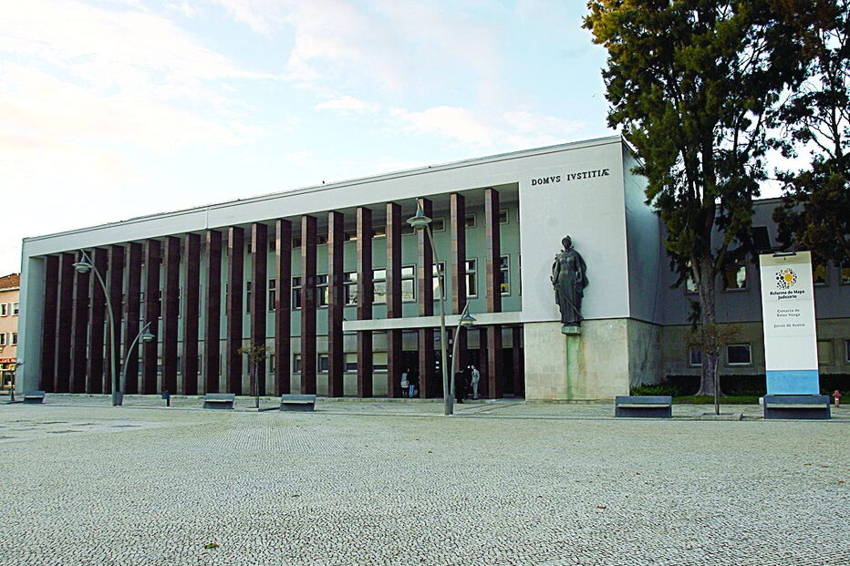 Julgamento da mulher que tentou matar o marido por suspeitar que ele lhe era infiel vai decorrer no Tribunal de Aveiro