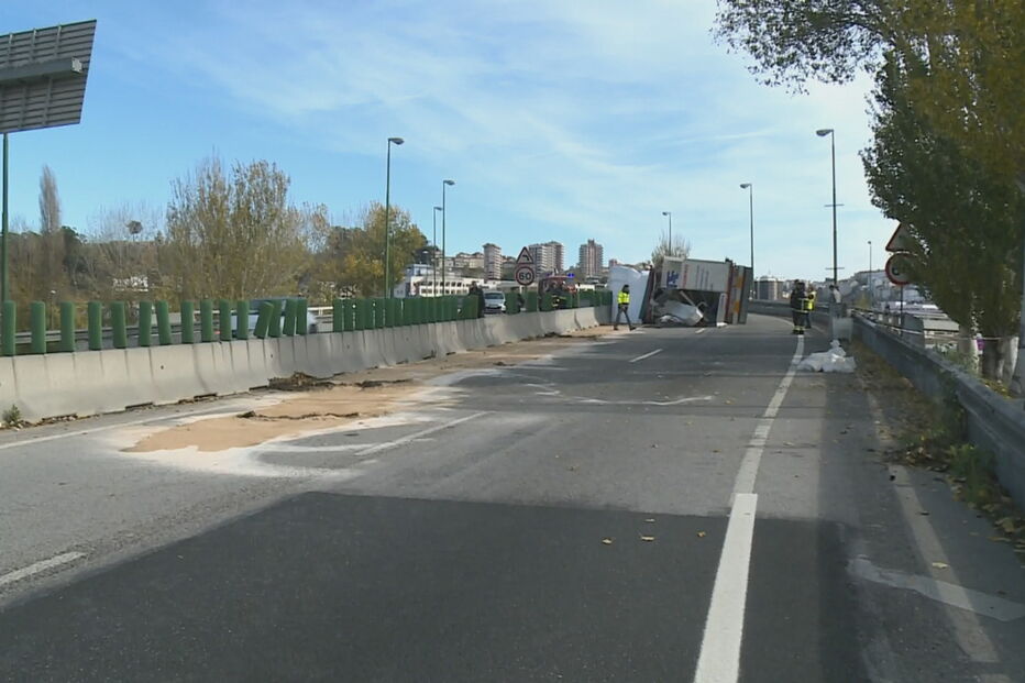 Camião capota e corta circulação na Ponte do Açude