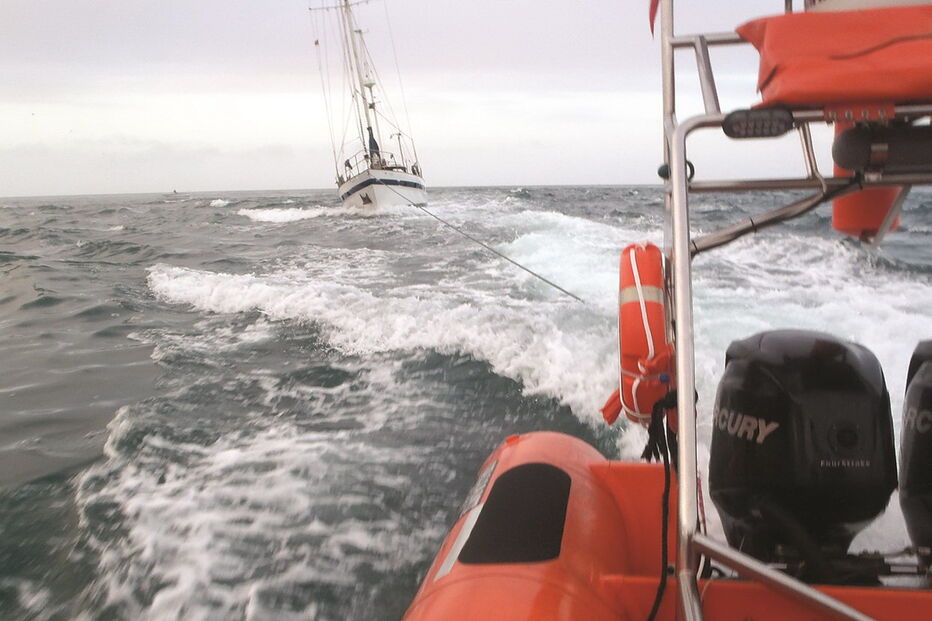 Veleiro suíço foi desencalhado e rebocado pelo salva-vidas para Olhão