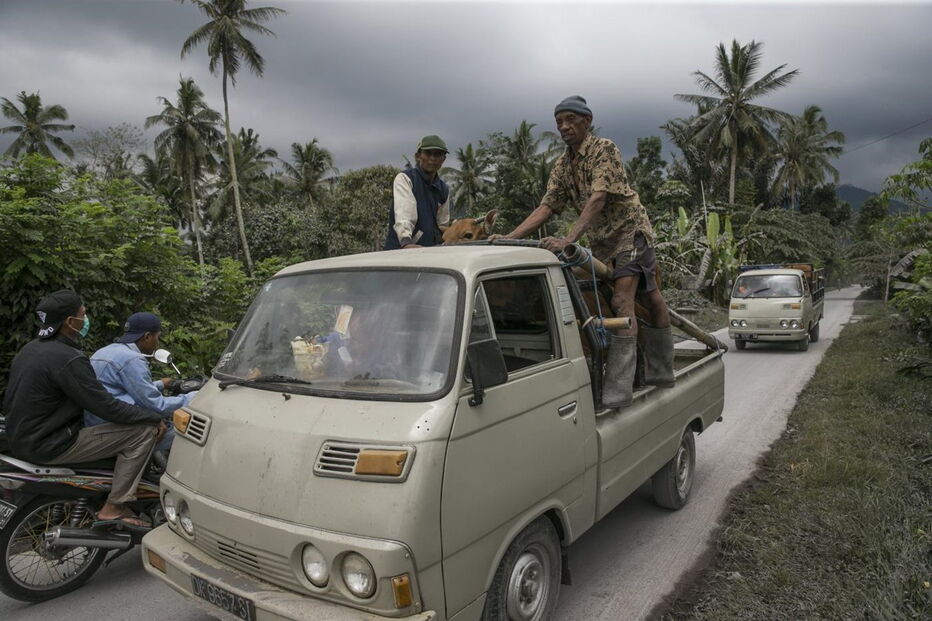 Vulcão de Bali entra em erupção
