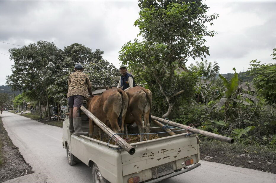 Vulcão de Bali entra em erupção
