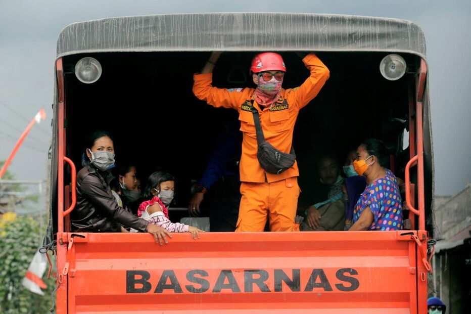 Vulcão de Bali entra em erupção