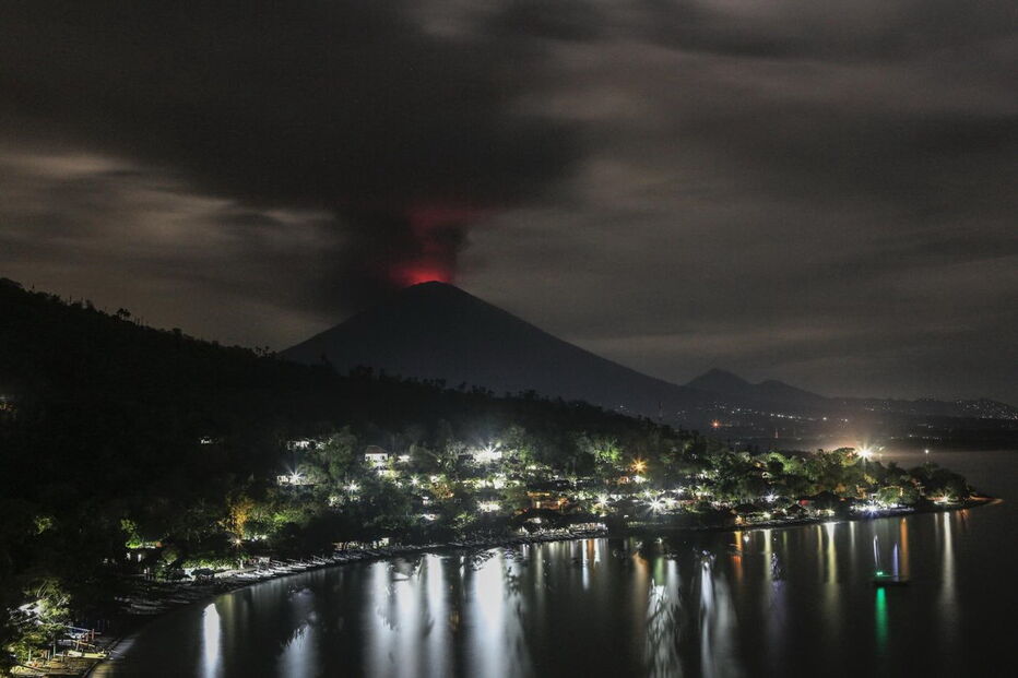 Vulcão de Bali entra em erupção
