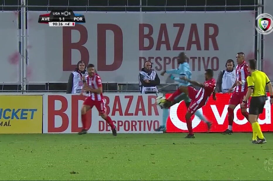 Lance entre Danilo e Amilton no Desportivo das Aves-FC Porto