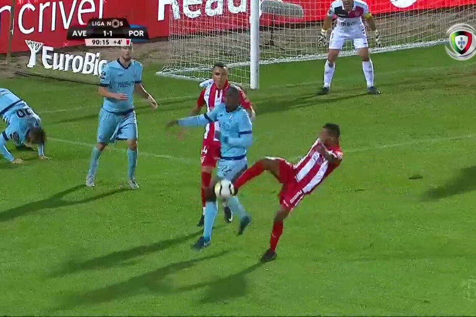 Lance entre Danilo e Amilton no Desportivo das Aves-FC Porto