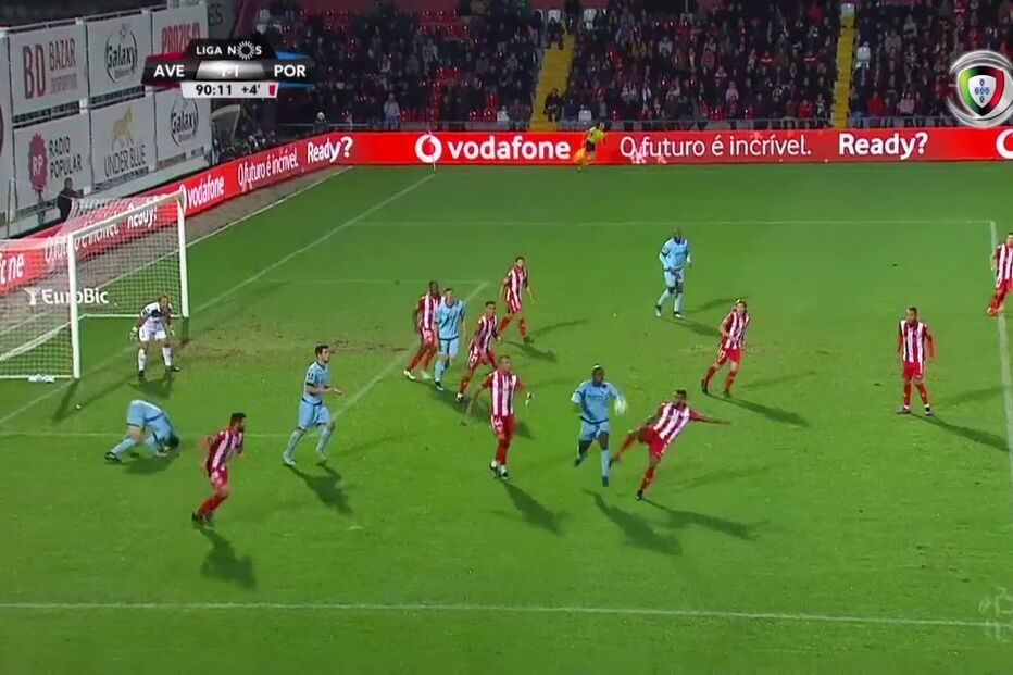 Lance entre Danilo e Amilton no Desportivo das Aves-FC Porto