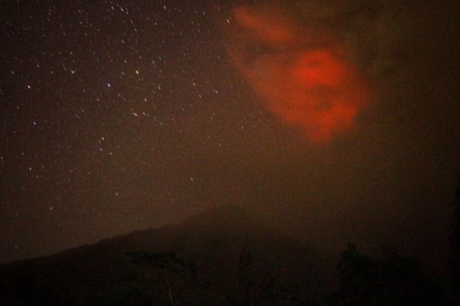 Vulcão de Bali entra em erupção	
