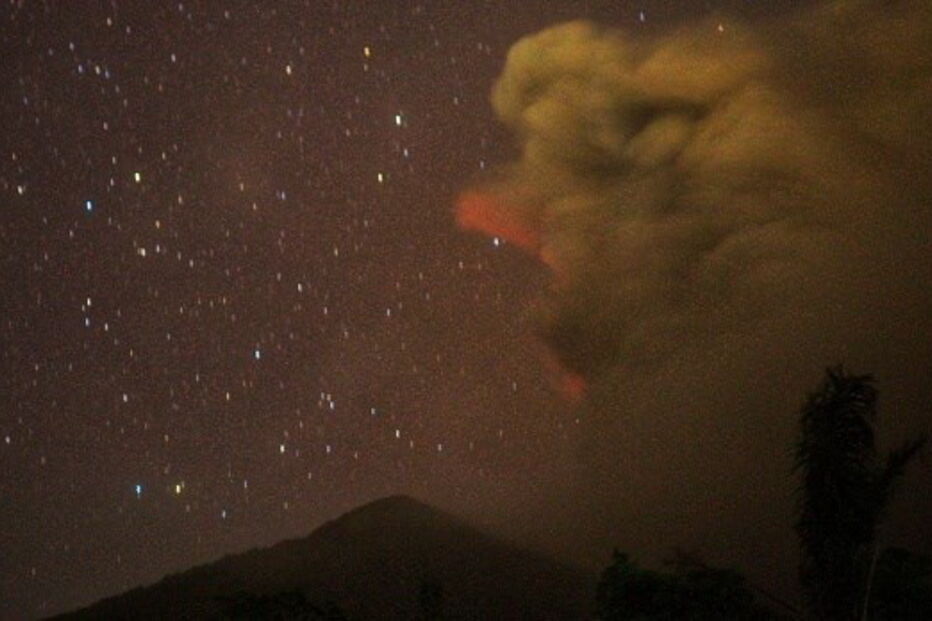 Vulcão de Bali entra em erupção	