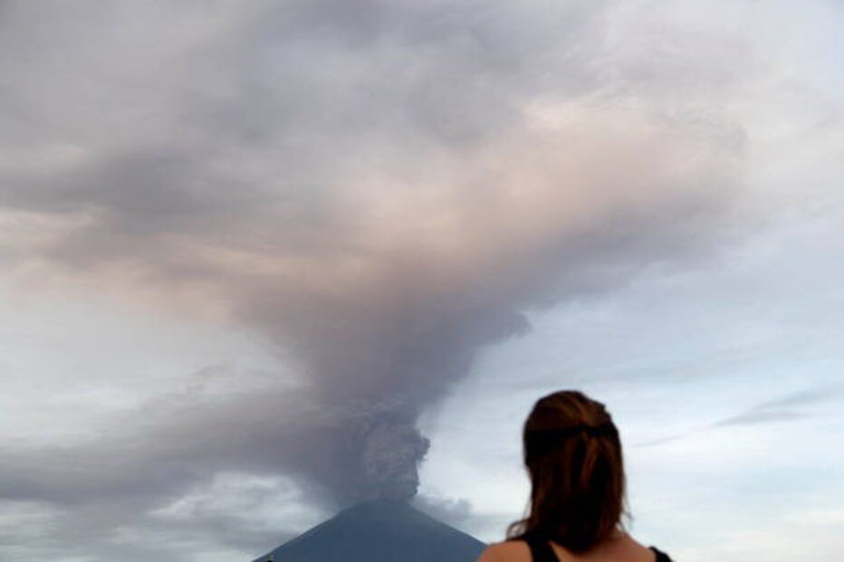 Vulcão de Bali entra em erupção	
