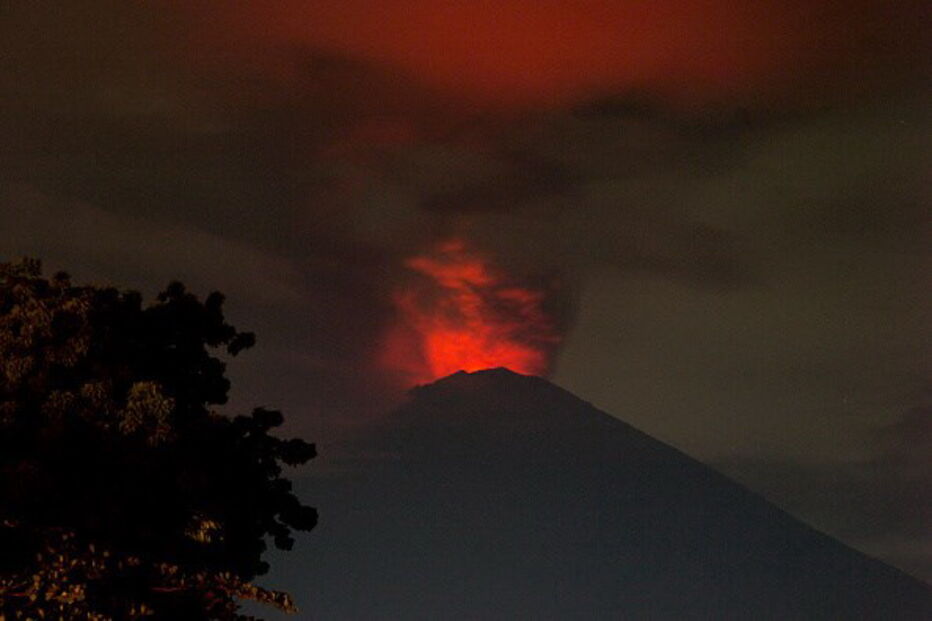 Vulcão de Bali entra em erupção	