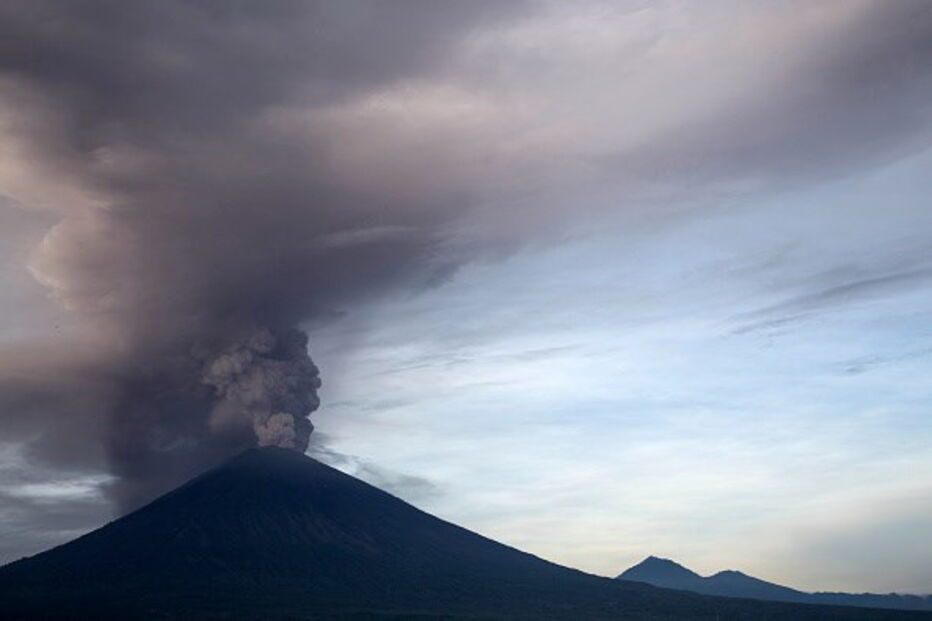 Vulcão de Bali entra em erupção	