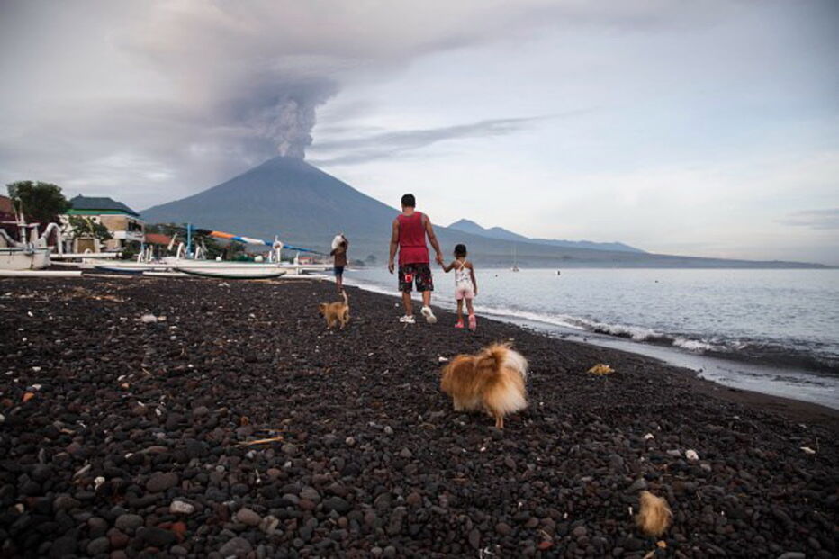 Vulcão de Bali entra em erupção	