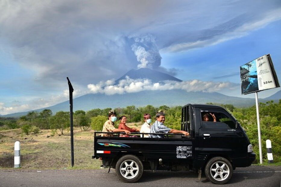 Vulcão de Bali entra em erupção	