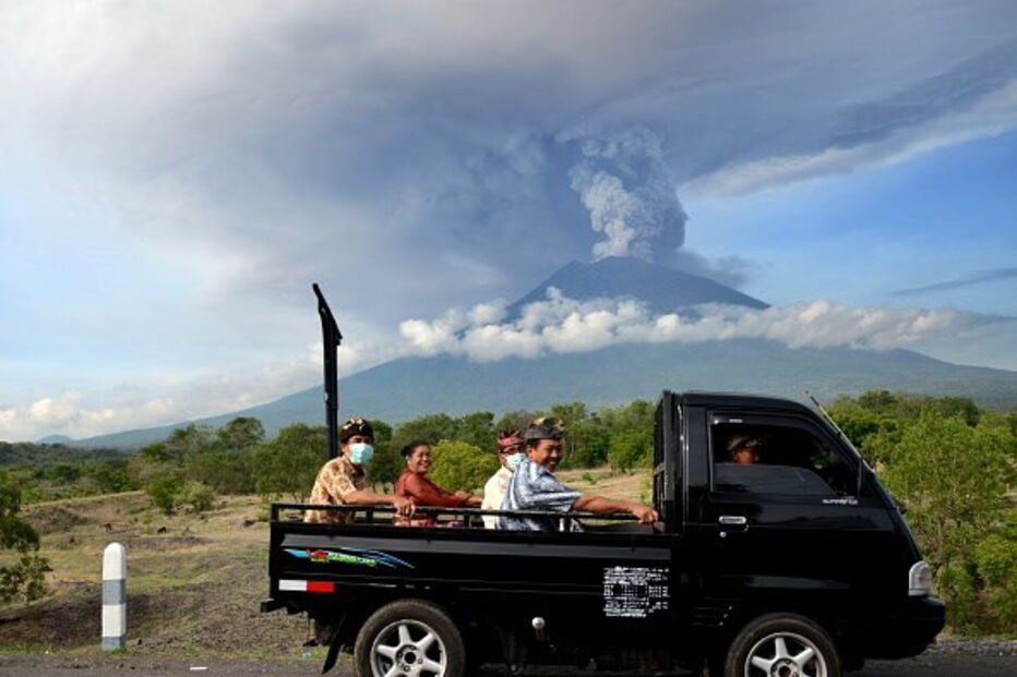 Vulcão de Bali entra em erupção	